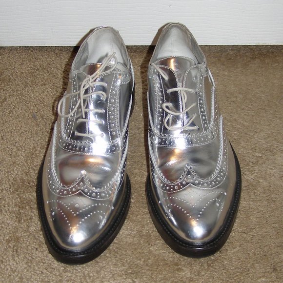 Burberry Shoes - NEW 39/8.5 Ladies Burberry Silver Leather Brogues